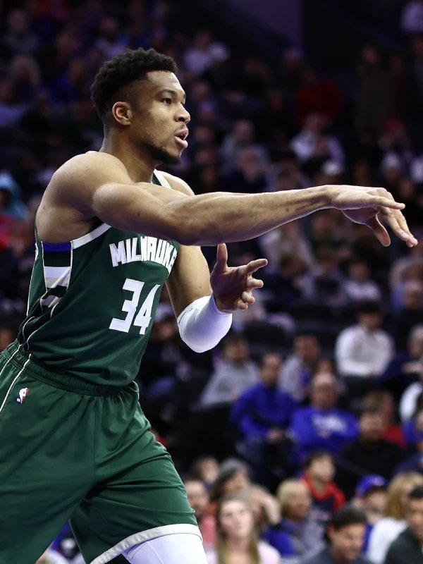 新疆队轻取上海队，利拉德惊艳四座