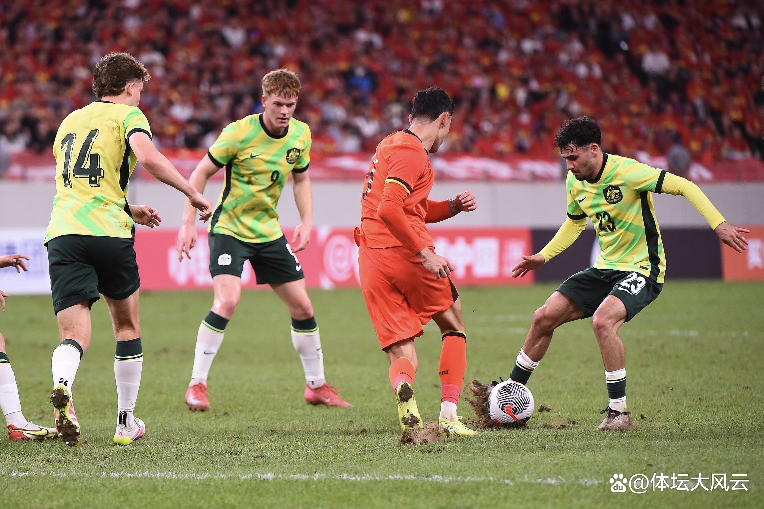 足球职业联赛冠军悬念未解,球队备战愈加紧张! 足球职业联赛冠军悬念未解,球队备战愈加紧张!